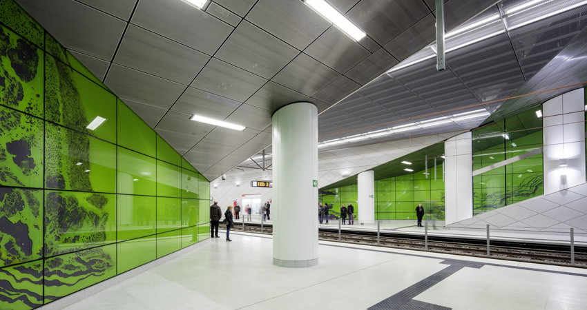 La estación siempre verde de Manuel Franke en la línea Wehrhahn del Metro de Düsseldorf.