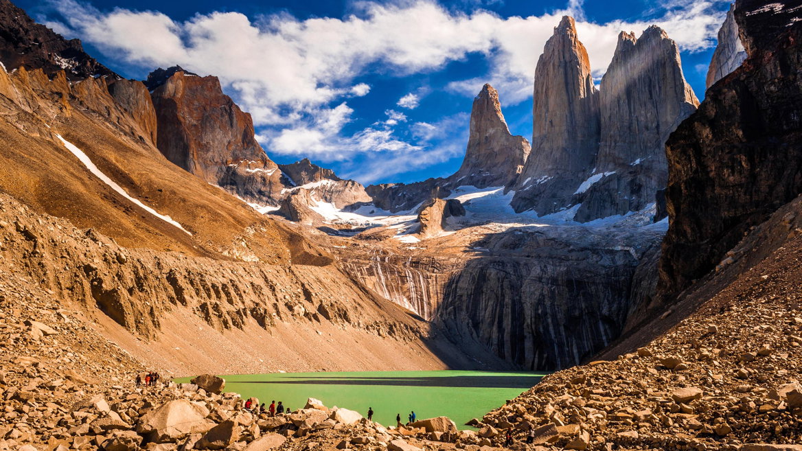 Las torres de granito en la derecha de la imagen dan nombre a este enclave, convertido en un destino en sí mismo para el deporte de montaña.
