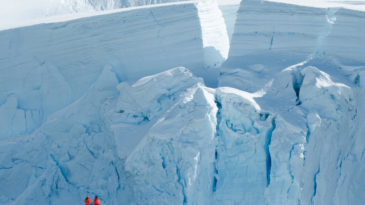 A la Base Presidente Gabriel González Videla, en la Bahía Paraíso, se puede acceder en verano para contemplar los inmensos glaciares de la Antártida.