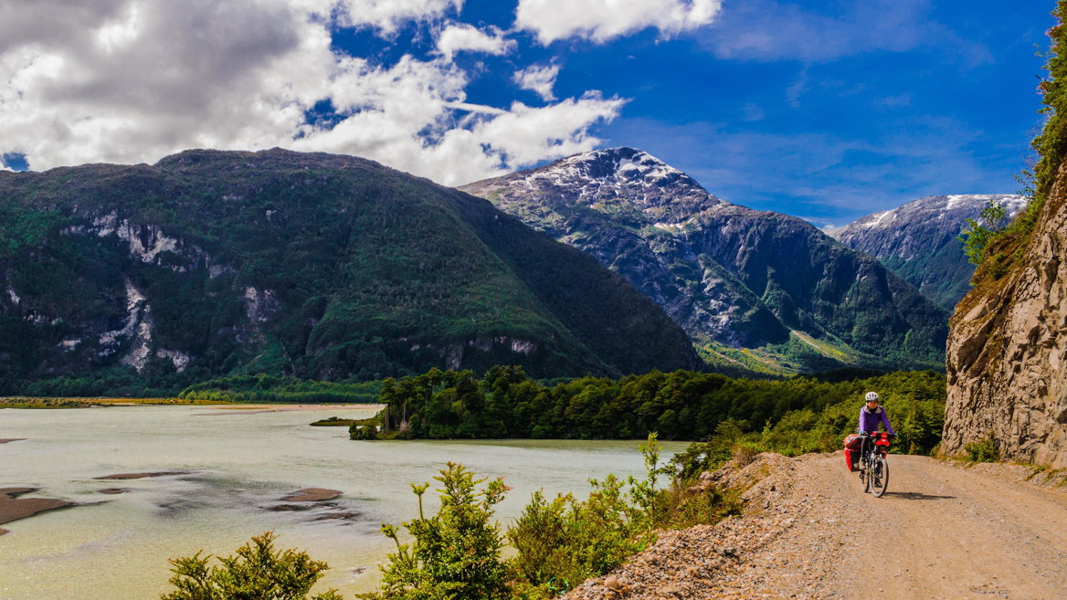 De norte a sur o sur a norte, recorrer en bicicleta la Carretera Austral, que mandó construir Augusto Pinochet en los años setenta, supone una de las rutas más escénicas de América Latina.