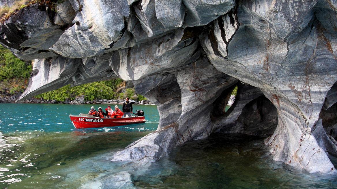 Las Catedrales de Mármol, en el lago General Carrera, fueron declaradas santuario de la naturaleza en 1994. Sus formaciones son obra de la erosión del agua a lo largo de los siglos. 