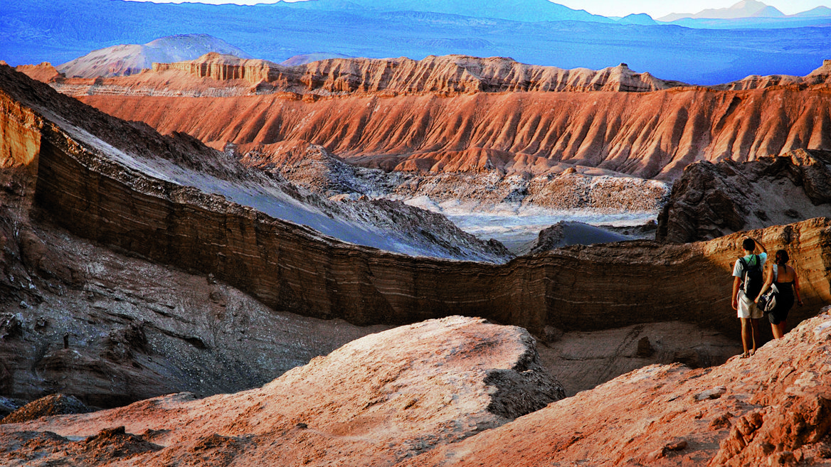 El agua y el viento han erosionado la roca del Valle de La Luna hasta convertirlo en uno de los grandes atractivos para recorrer en San Pedro. 