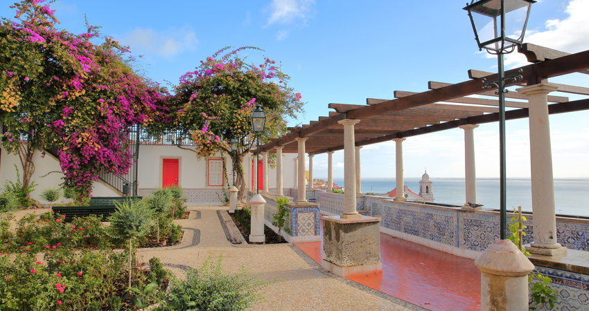 El mirador de Santa Luzia es uno de los rincones más fotografiados de Lisboa.