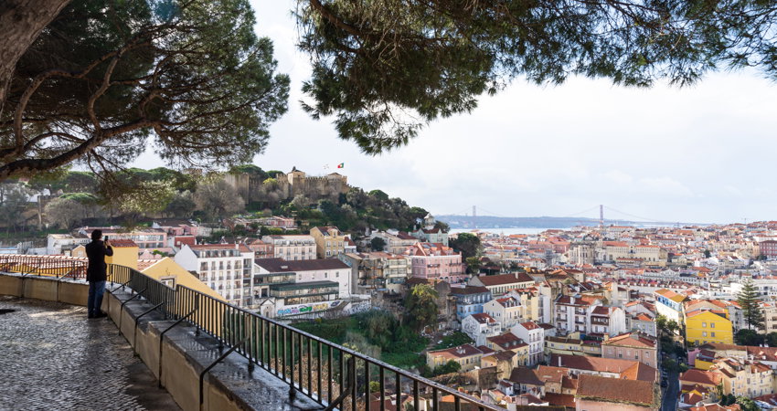 Desde el mirador de Graça se pueden contemplar el Convento do Carmo, el Elevador de Santa Justa o los barrios de Alfama y Baixa.