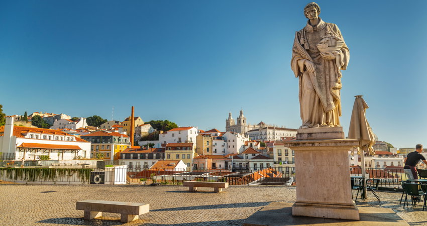 The viewpoint of Portas Do Sol is for many the one that offers the most iconic views of Lisbon.