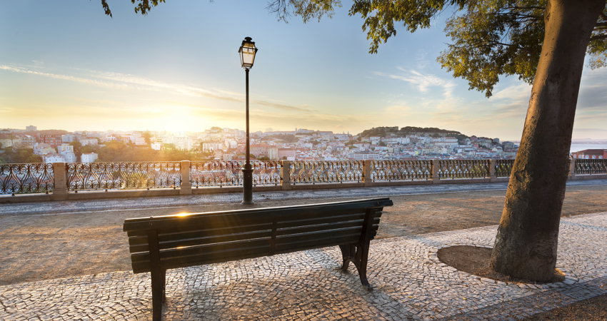 From the São Pedro de Alcântara viewpoint, you can see the Castle of São Jorge, the Lisbon Cathedral (Sé), the Convent of Graça, the hermitage of Nossa Senhora do Monte and much of the historic centre of the Portuguese capital.