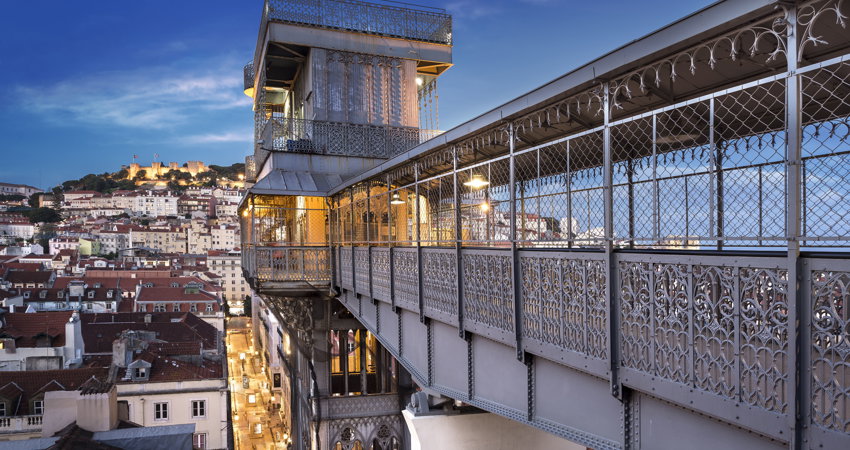 From the Elevador de Santa Justa you can see in great detail iconic places such as Castillo de San Jorge, Plaza del Rossio, the ruins of the Church of the Carmo Convent and the streets of the Baixa.