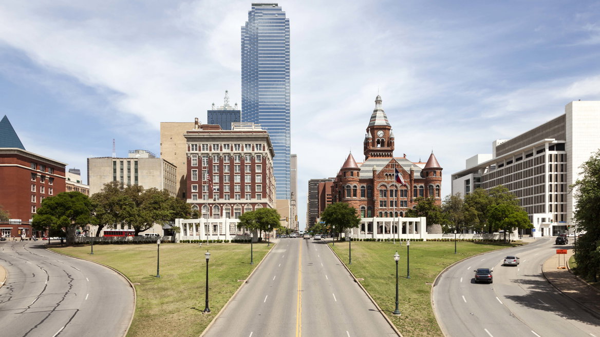 En un viaje a Dallas no te puedes perder el lugar donde fue asesinado John F. Kennedy: La Dealey Plaza.