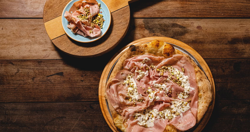 San Paolo sirve pizzas al estilo brasileño, con ingredientes de productores locales como la mortadela y la burrata, en Madrid.
