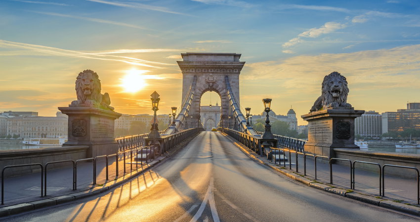 Amanecer en el Puente de las Cadenas de Budapest / Imagen de Noppasinw, Adobe Stock