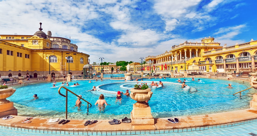 Szechenyi Baths, un espectacular complejo termal de la ciudad  / Imagen de Brian Kinney, Adobe Stock