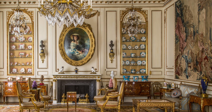 Sala de estilo francés en Hillwood Estate