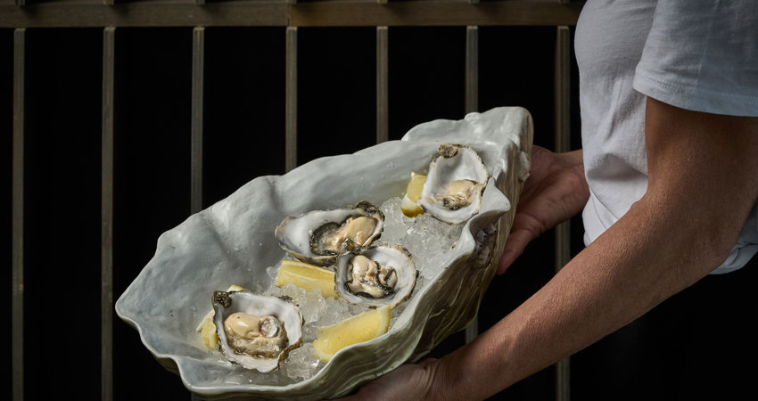 Plato de ostras en Mimar, junto a la playa de la Patacona