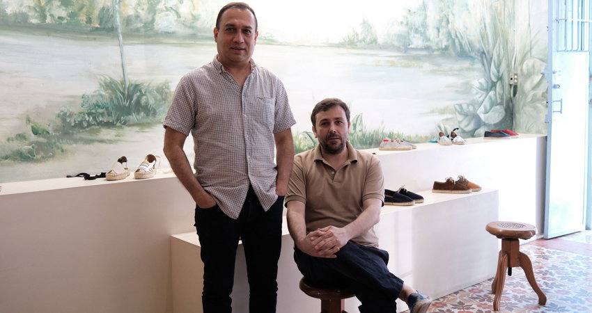 Ricardo Fernández Alfaro y César García pose next to their designs