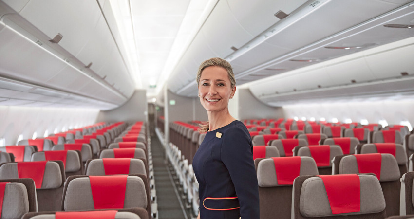 Los empleados de Iberia lucen ya los nuevos uniformes, diseñados por Teresa Helbig