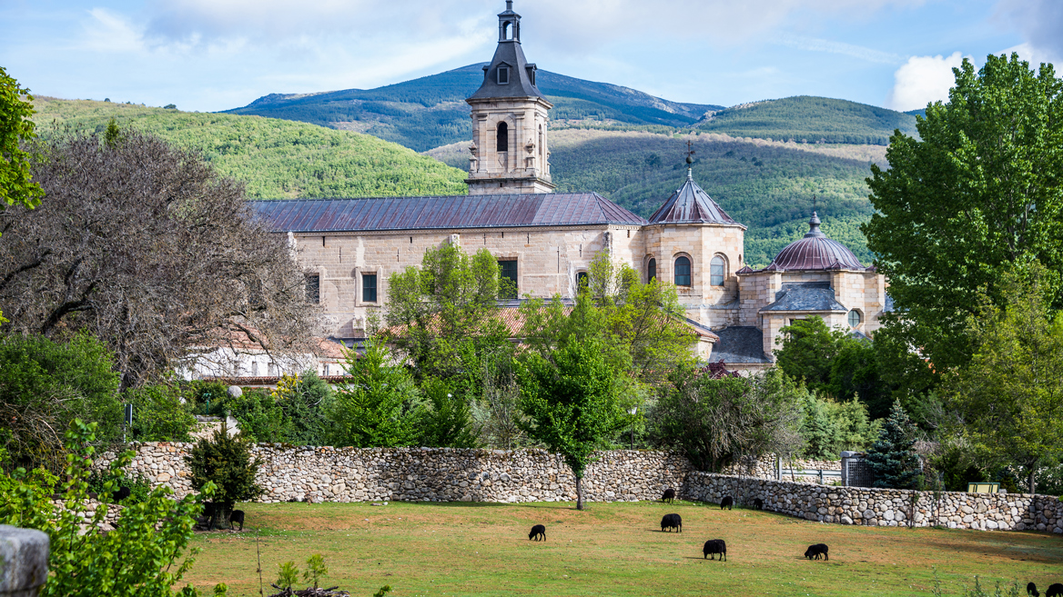 El Monasterio de Santa María del Paular, una joya gótica que mantiene aún 52 de las 56 pinturas originales de Vicente Carducho.