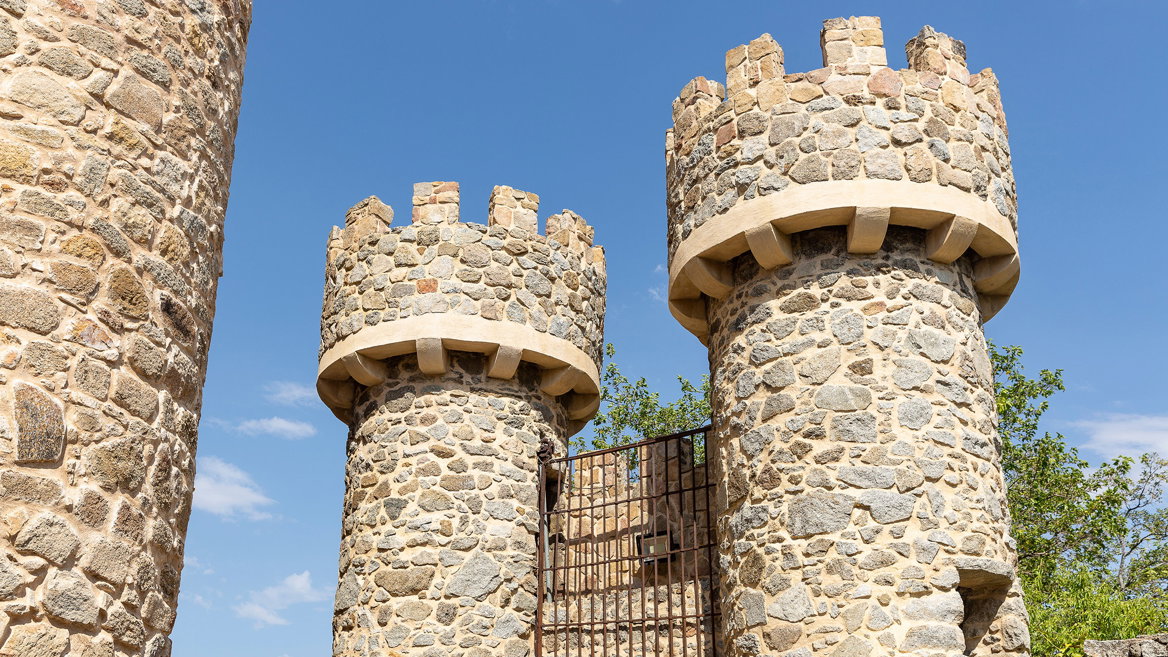 El patrimonio de San Martín, en la Sierra Oeste, incluye la Torre del Homenaje del Castillo de la Coracera.
