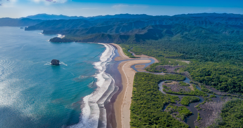 Son los vientos alisios los que favorecen la formación de olas perfectas en Playa Naranjo