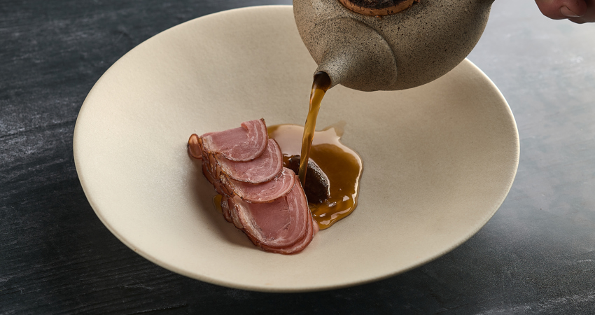 El pastrami de cabrito celtibérico con caldo del propio cabrito y un paté de sus interiores, de Oba