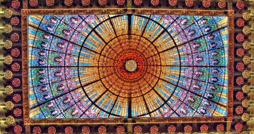 Vidriera en la cúpula de la Sala del Auditorio del Palau