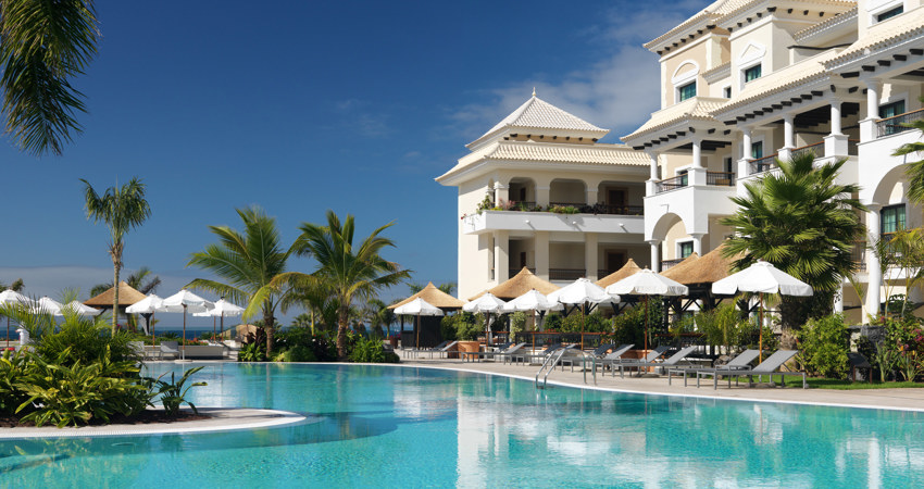 The incredible pool of the Gran Meliá Palacio de Isora