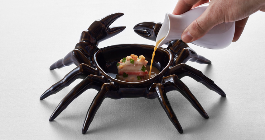 Receta de The Yeatman servida en un plato-escultura con forma de cangrejo