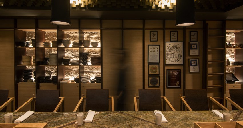 El salón principal del Euskalduna Studio está diseñado en torno a una gran mesa central, inspirándose en el estilo de bar japonés tradicional conocido como izakaya