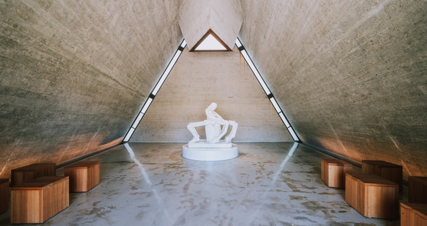 En un impactante espacio del museo que recuerda al interior de las pirámides egipcias se encuentra una interpretación contemporánea de la Piedad de Miguel Ángel