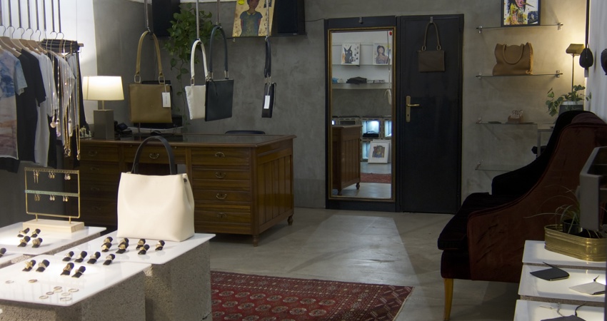View of the interior of Marloes Mandaat's atelier, where her jewellery and handbag designs stand out alongside the couturier's artistic collaborations in a space where the robust architecture of the neighbourhood blends with industrial touches.