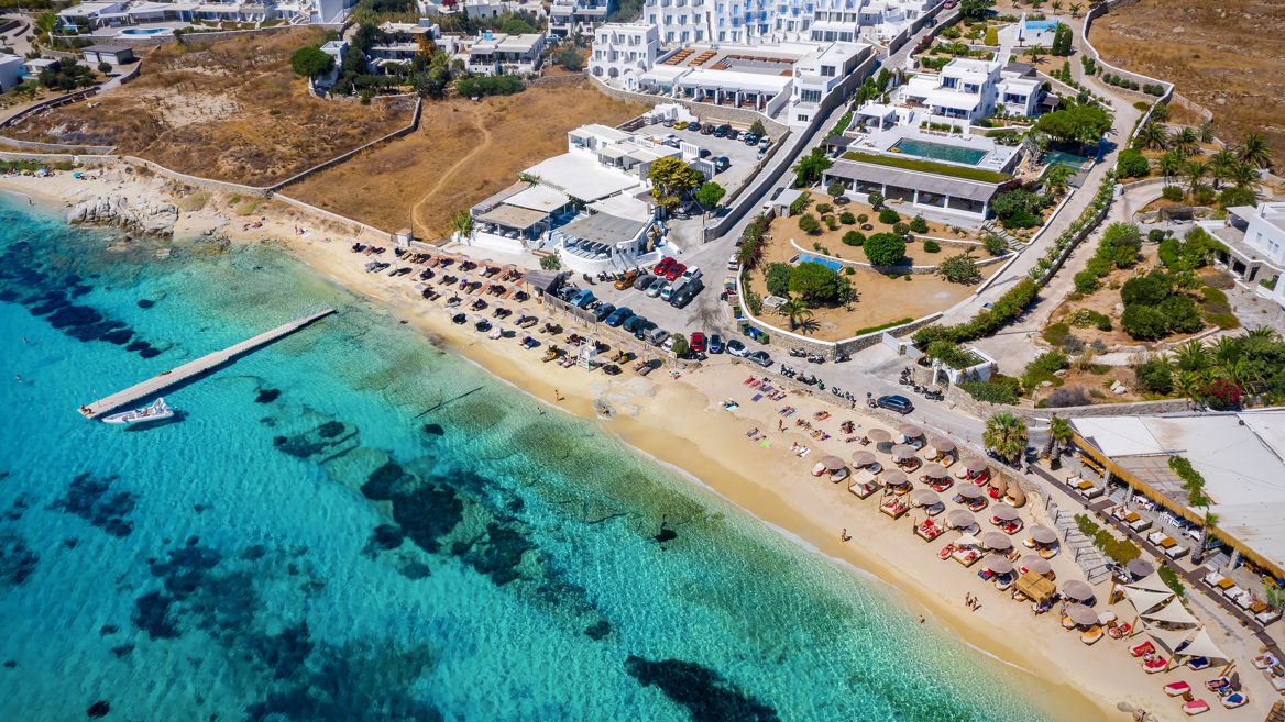 Agios Ioannis es una de las más populares de la isla