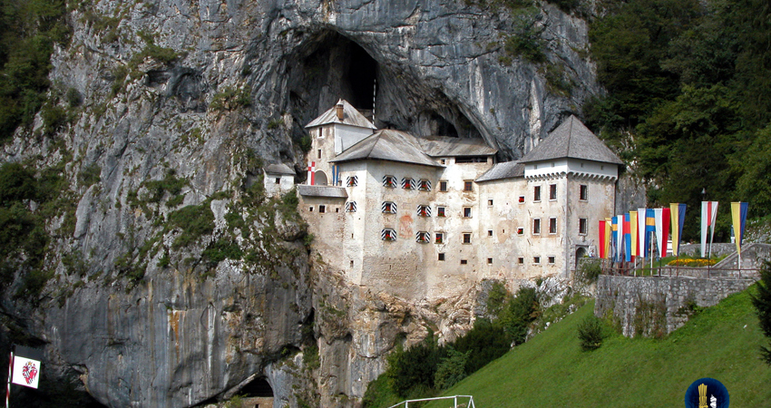 El Castillo de Predjama se levanta a los pies de una gran cueva y al filo de un impresionante acantilado