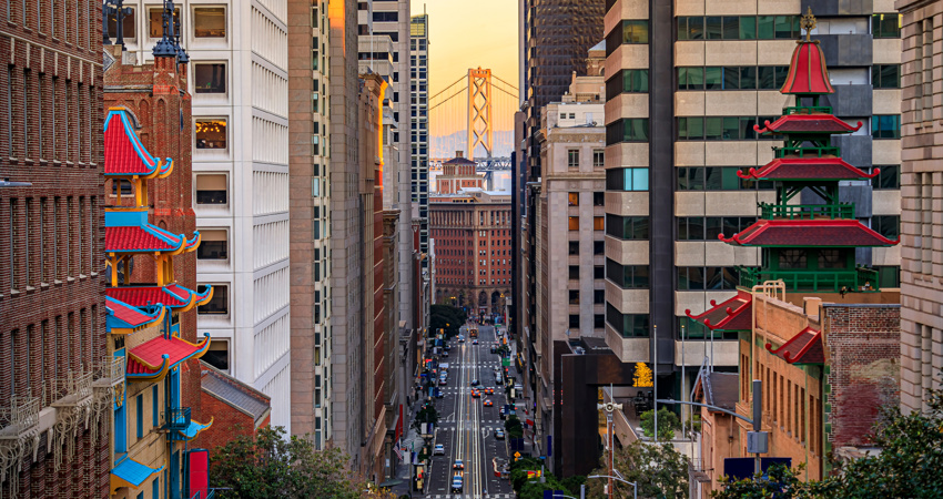 La impresionante arquitectura de Chinatown con el Bay Bridge de fondo