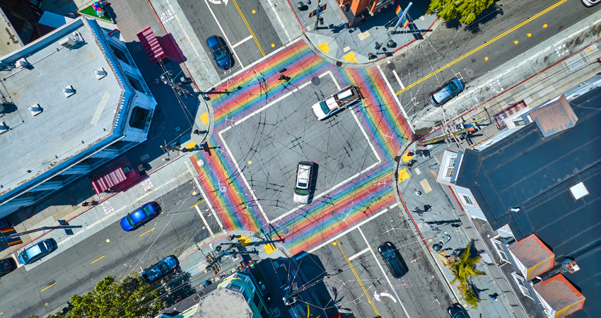 El Rainbow Honor Walk es uno de los símbolos del barrio y puede apreciarse en las calzadas de Castro