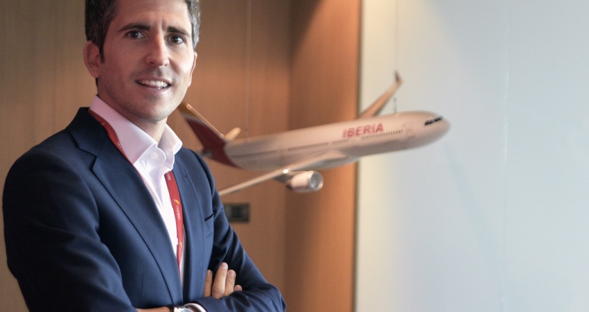 Ferrán García Rigau posa junto a una maqueta de uno de los modelos más recientes de avión obtenidos por Iberia
