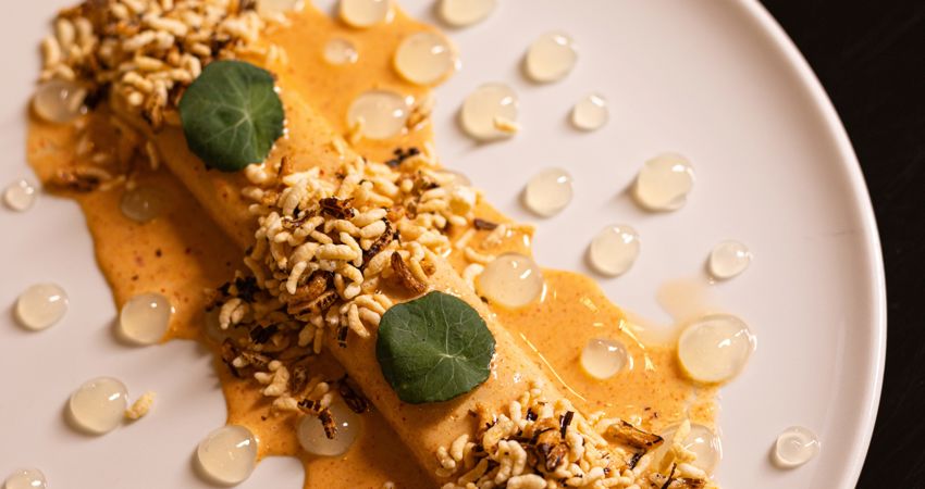 Presentación de una de las recetas de Iroko a base de arroz en tonos amarillos