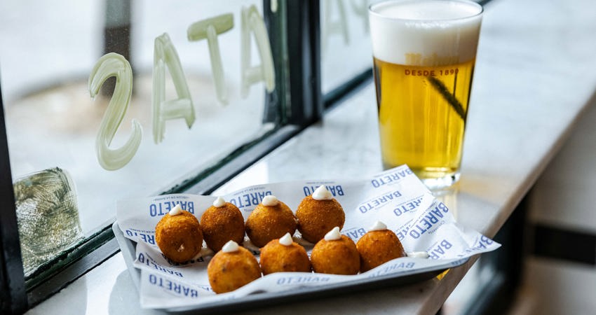 Ración de croquetas y caña de cerveza en Bareto
