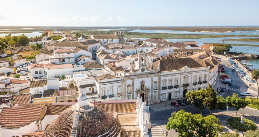 Aerial image of the historic centre of Faro, with its whitewashed façades.