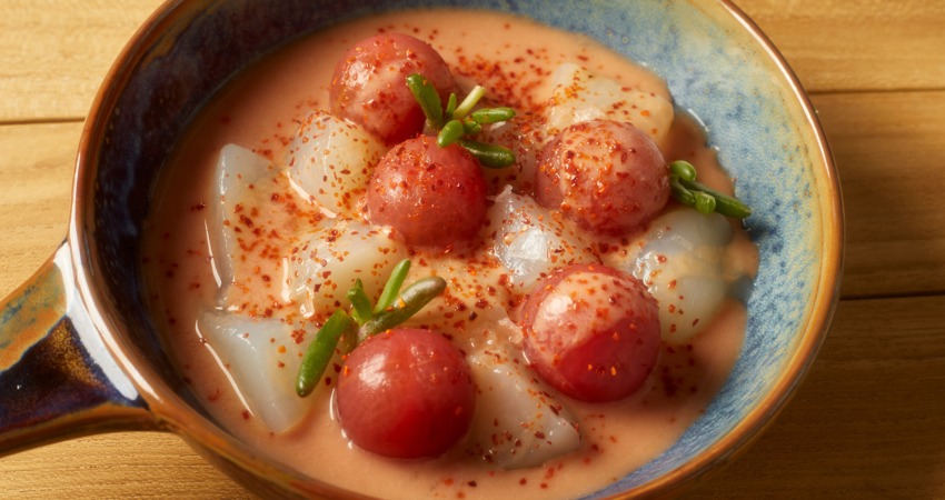 Cazuelita con una de las recetas frescas de Mar Sea Club