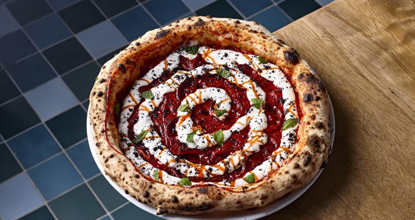 Presentation of one of the exclusive pizzas of SEU Ibiza Steps