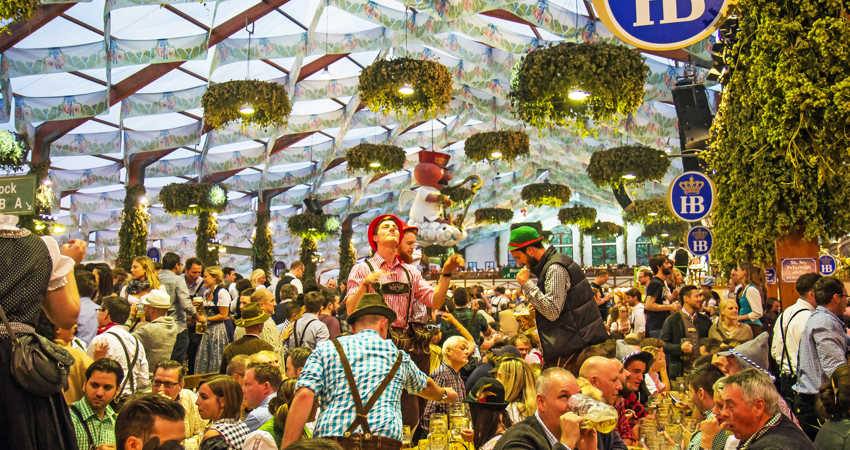 Los habitantes de Múnich disfrutan de una cerveza en la carpa de Hofbräu