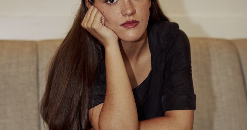 Amaia mira a cámara en un primer plano