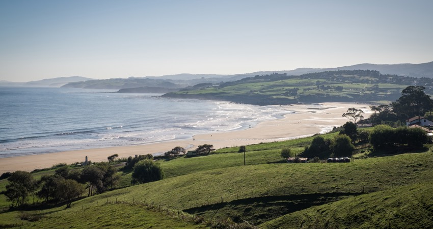 What to do and where to eat at Oyambre beach