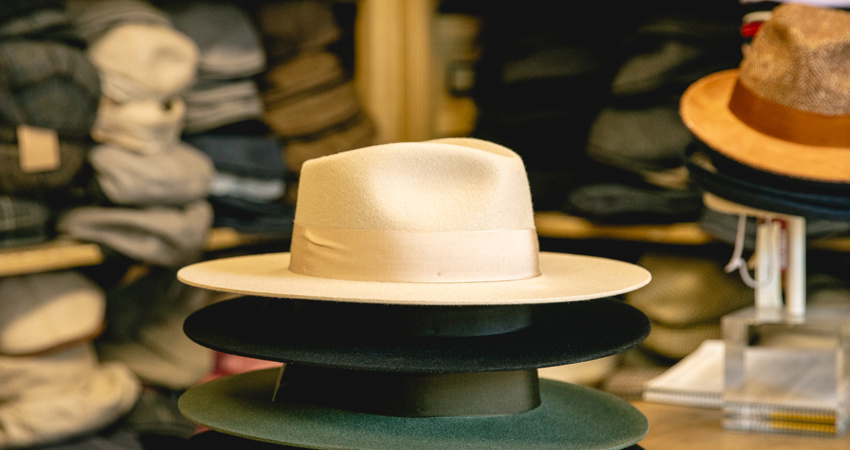 La Sombrerería la Favorita es centenaria, sus modelos de sombreros de ala ancha, en la foto, se venden en diferentes colores dependiendo de la época del año