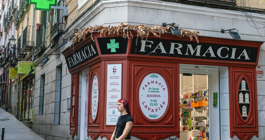 Negocios centenarios de Madrid: la Farmacia de Lavapiés