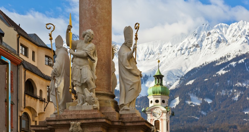 Viaja a Innsbruck por 15 000 Avios. En la imagen, vista desde las montañas nevadas desde el centro histórico de Innsbruck.
