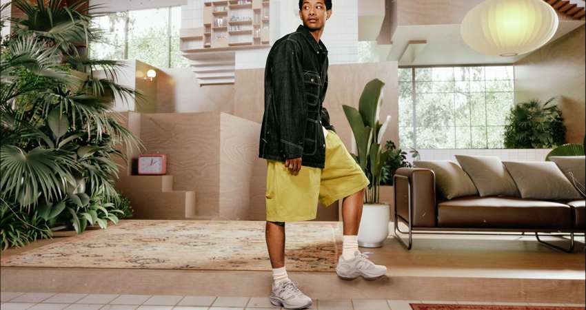 En la imagen, un modelo posa en un decorado con el modelo de zapatilla New Balance WRPD Runner UWRPDFCA 