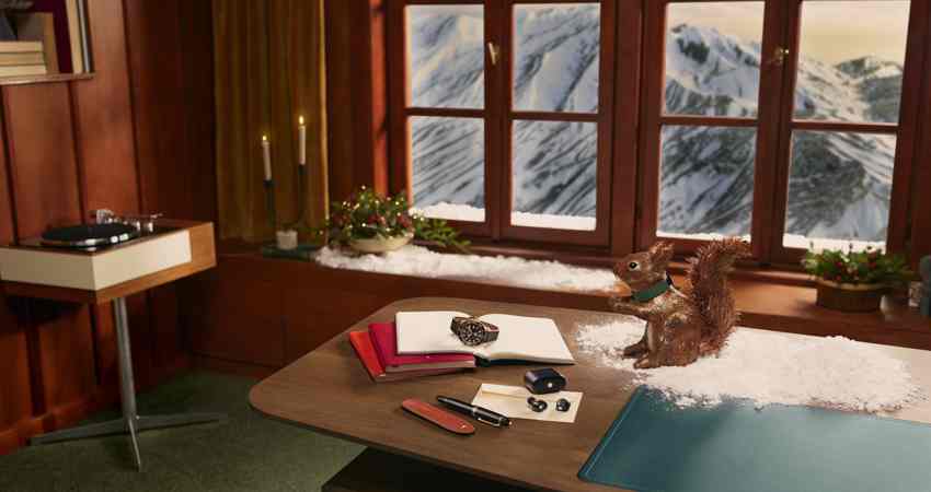Consigue hasta 10 Avios por cada 1€ que gastes con Montblanc. En la imagen, de la campaña de Navidad de la marca, un despacho forrado en madera con vistas a una montaña nevada