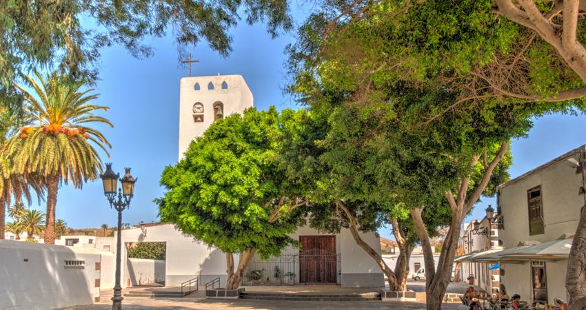 Una de las plazas de Haría, con la exuberante vegetación que lo caracteriza