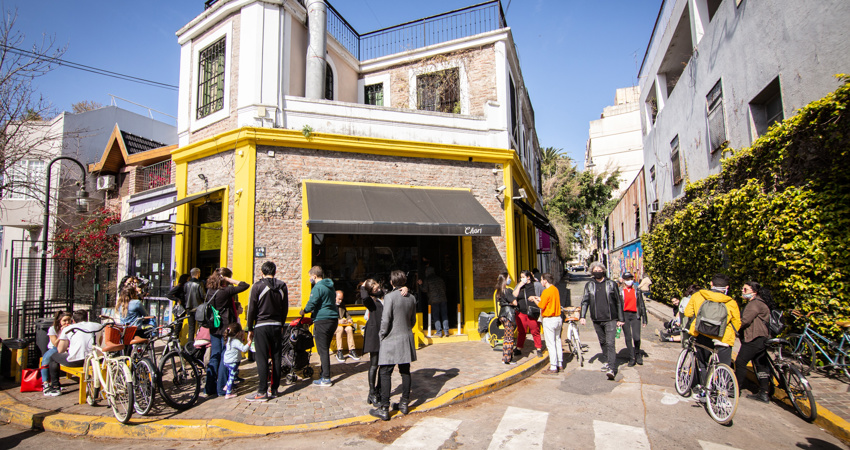 Fachada de Chori, en la esquina de la avenida Thames con la calle Sta. Rosa, con su característico color amarillo y los comensales agolpándose alrededor de la barra y las mesas de la terraza