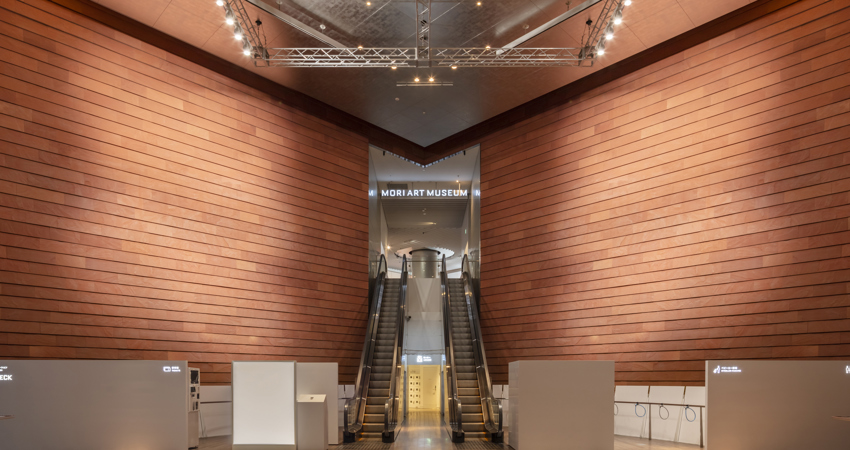 In the image, the entrance to the Mori Art Museum, with a triangular structure in which the entrance to the museum is the vanishing point of the whole building